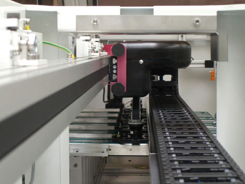 Eine reinraumtaugliche „E6“-Energiekette beschleunigt die Arbeitsabläufe beim Wafer-Handling in der Chip-Produktion (Archiv: Vogel Business Media)