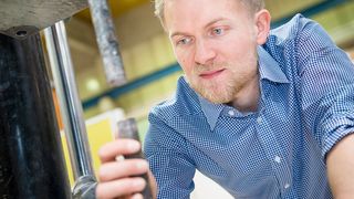 David Sanio am Prüfstand für Ermüdungsversuche an der RUB. (Bild: RUB/Gorczany)