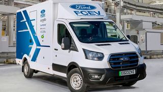 Das ist ein Ford-Transit mit Wasserstoff-Brennstoffzellen-Antrieb. Genau acht dieser emissionsfreien Fahrzeuge werden jetzt die nächsten drei Jahre in Großbritannien auf Herz und Nieren getestet. Ford Pro erklärt hier, warum man den H2-Weg eingeschlagen hat. (Bild: Ford Pro)