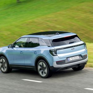 Anstelle einer teuren Eigenentwicklung haben sich die Amis aus Köln die MEB-Plattform von Volkswagen geliehen. (Bild:  Ford)