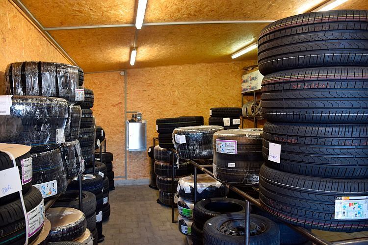 Ein Handlager für die Reifen sowie die Montagemaschinen sind bei Reichle aus der eigentlichen Werkstatthalle ausgegliedert. (Rosenow)