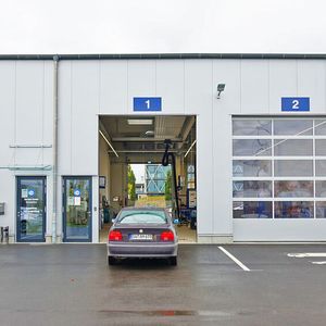 Im hinteren Teil des Werkstatttrakts hat sich der TÜV Süd eingemietet und sorgt für zusätzliche Kundenströme.(Bild:  Schreiner/»kfz-betrieb«)