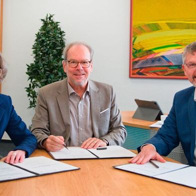 Ina Scharrenbach, Ministerin für Heimat, Kommunales, Bau und Digitalisierung in NRW; Volker Mießeler, Bürgermeister der Kreisstadt Bergheim, und Dr. Dirk Weckendrup, Vizepräsident der IT.NRW, unterzeichneten die Vereinbarung zum Test von NRW.Genius in Bergheim (Februar 2026). (Bild: Kreisstadt Bergheim)