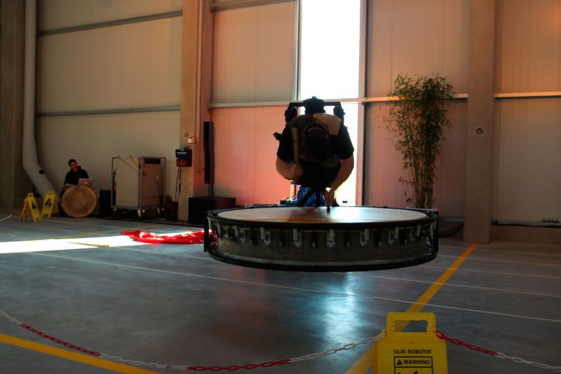 Nach der Pflicht kam die Kür: ein Yaskawa-Roboter in einer etwas anderen Anwendung. (Sonnenberg)