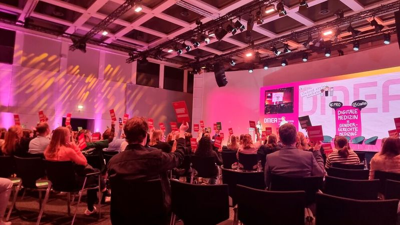 Die Veranstaltungsteilnehmer positionieren sich klar zur Debatte um gendergerechte Medizin. Zu Beginn der Bühnendiskussion wurde abgestimmt.(Bild:  © Serina Sonsalla)