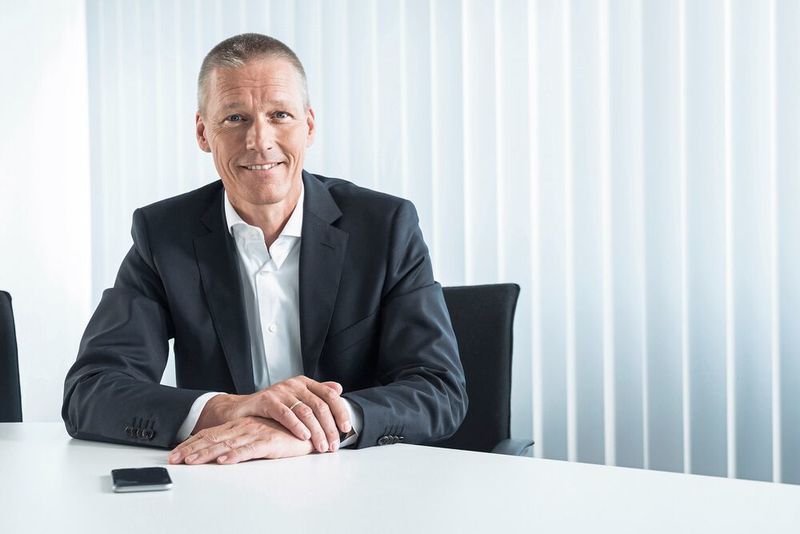 „Der Schlüssel für die nächste Stufe der digitalen Transformation liegt zum einen in neuen Formen der Zusammenarbeit und zum anderen im Einsatz von Zukunftstechnologien“, erläutert Dr. Jan Mrosik, Chief Operating Officer Digital Industries bei der Siemens AG.  (Siemens AG)