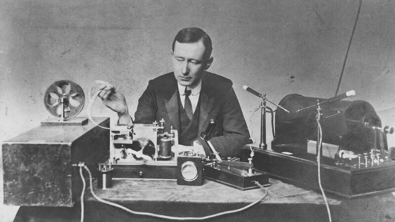Marconi, mit (rechts) Sendeanlage und (links) dazu passendem Empfänger (1901).