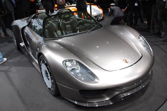 Auch recht spektakulär, aber eher unter dem Blech: Der Porsche 918 Spyder mit Plug-in-Hybrid-Antrieb vereint die Fahrleistungen eines Supersportwagens (von 0 auf 100 in 3,2 Sekunden) mit einem Kraftstoffverbrauch von lediglich drei Litern auf 100 Kilometern.  (Archiv: Vogel Business Media)