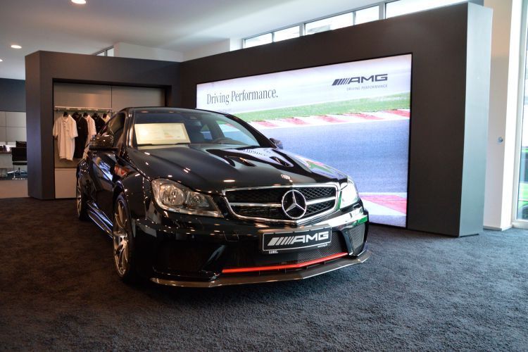 Neben Fahrzeugen präsentiert der Standort auch das Accessoire-Programm. (Achter)