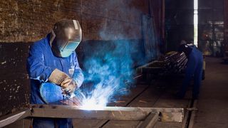 Bild 1: Beim Schweißen sind hochwertige persönliche Schutzausrüstungen unerlässlich: zum Schutz der Augen und der Haut vor Strahlung und zum Schutz der Hände sowie weiterer Körperpartien vor Schnitten und Verbrennungen. (Bild: IFA)