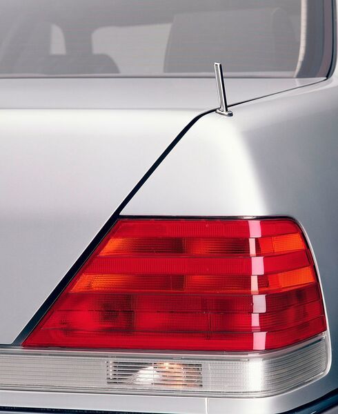 Nach einer ausgeprägteren Einparkhilfe verlangte zu Beginn der 1990er Jahre die bis zu 5,20 Meter lange S-Klasse der Baureihe 140. Mercedes installierte ausfahrbare, verchromte Peilstäbe in den hinteren Kotflügeln. (Daimler)