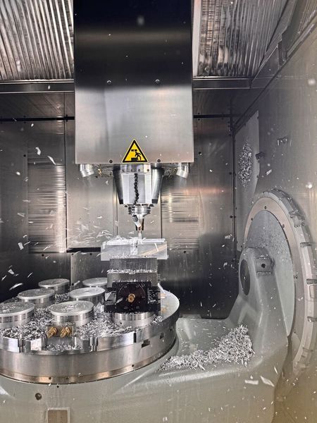 Die Bearbeitung von Leichtbau-Werkstoffen wie Aluminium und Al-Legierungen erfordert hochmoderne Werkzeuge und spezialisiertes Know-how. Beim Presse-Event in Tübingen gaben die Walter-Experten aufschlussreiche Einblicke in die Welt der Leichtmetallbearbeitung und zeigten interessante Innovationen der Walter AG. (Bild: Sonnenberg)