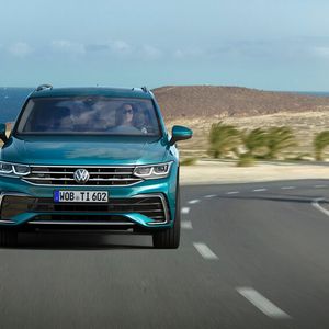 ... des VW Tiguan an den Start. Unter anderem erhalten die Scheinwerfer einen Lidstrich.(Bild:  Volkswagen)