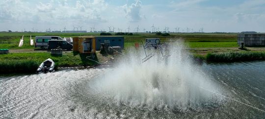 This is what happens when old ammunition is disarmed in bodies of water in the usual way: Pressure, sound and environmental pollution, as you can see from the fountain. Then it is also expensive. But know-how from the LZH can prevent this as far as possible ...(Image: LZH)