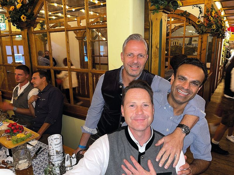 Markus Hollerbaum und Björn Siewert (S&K) mit Santosh Wadwa (Fujitsu) (Bild: Vogel IT-Medien GmbH)