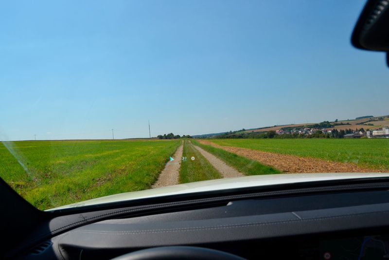 Also nichts wie rein in den Feldweg … (Bild: Michel / »kfz-betrieb«)