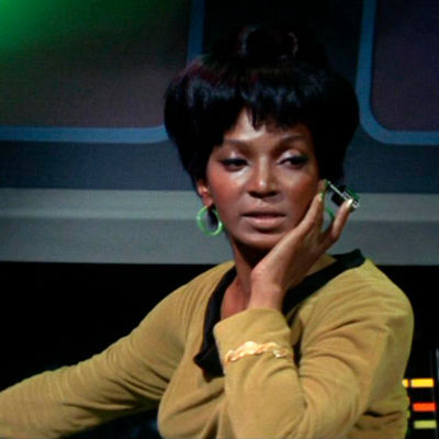 Eine typische Szene der alten Serie: Lt. Uhura mit ihrem Kommunikations-Ohrenstecker.