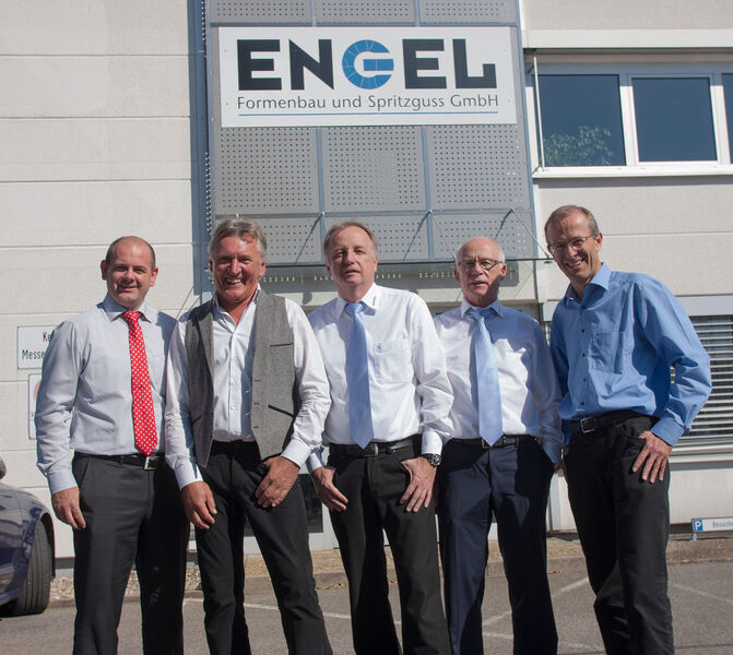 Sie setzen die Entwicklung der neuen Technologie gemeinsam um (von links): René Himmelstein (Maximator GmbH), Günter Magnus, Klaus Engel und Dietmar Engel (alle Engel Formenbau und Spritzguss GmbH) sowie Andreas Praller (Linde AG). (Bild: Engel)