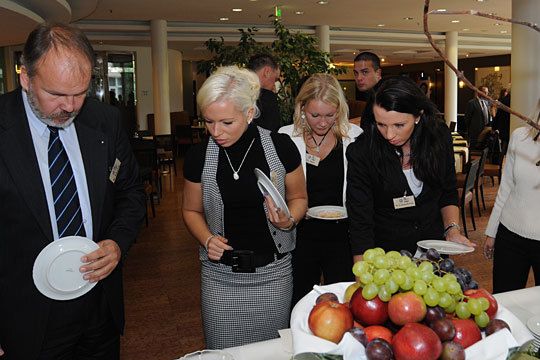 Die Damen greifen anstatt zum Kaffee lieber zum Obst. (Archiv: Vogel Business Media)