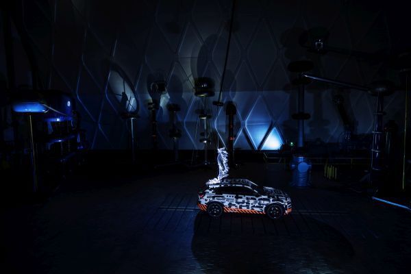 Der Audi e-tron-Prototyp im Faraday‘schen Käfig des Siemens-Schaltwerks Berlin. (Audi)