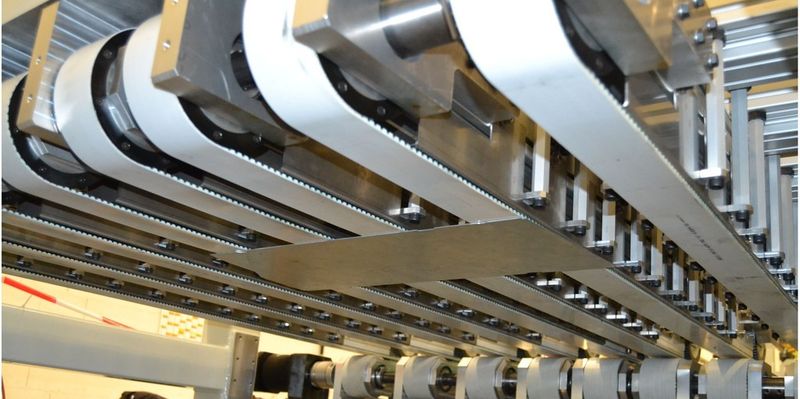 Die Dauermagnete sind mit einer Hebelmechanik synchron nach oben verschiebbar und lassen die Platinen definiert fallen. (Bild: Mulco)