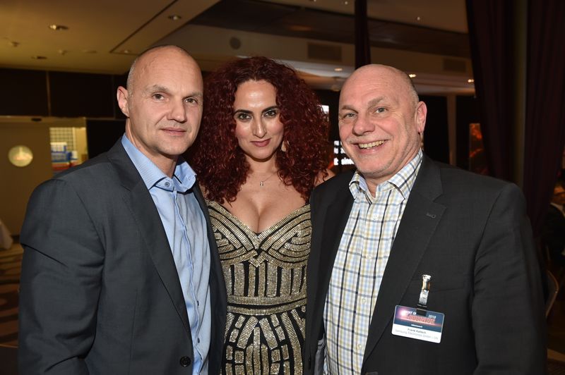 Besa, IT-BUSINESS, mit den Sponsoren des Abends  (l.) Michael Vorberger und Frank Kalisch, Samsung. (Bild: Hannes Magerstädt)