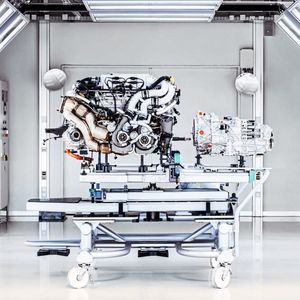 Über eine halbe Tonne Antrieb: Während das Doppelkupplungsgetriebe nur 110 kg auf die Waage bringt, schlägt der Motor mit rund 400 kg zu Buche.(Bild:  Benjamin A. Monn)