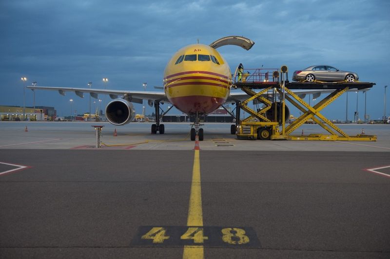 Der Transport des neuen S-Klasse Modells erfolgte in enger Abstimmung mit Mercedes-Benz, um das Premierenfahrzeug sicher nach Hamburg zu bringen. (Bild: DHL)