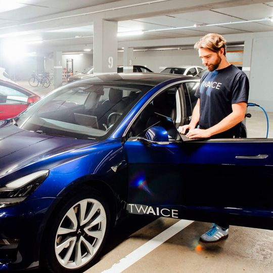 Twaice ermittelt mithilfe digitaler Zwillinge den Zustand von ntriebsbatterien un E-Autos. Twaice ermittelt mithilfe digitaler Zwillinge den Zustand von ntriebsbatterien un E-Autos.