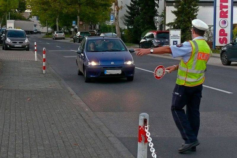 Im Oktober achtet auch die Polizei verstärkt auf eine einwandfreie Lichtanlage. (Bild: Landesverband NRW)