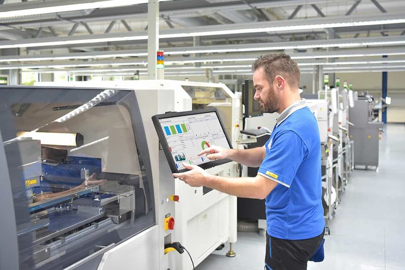 (Quelle:  MPDV, Adobe Stock/Industrieblick)