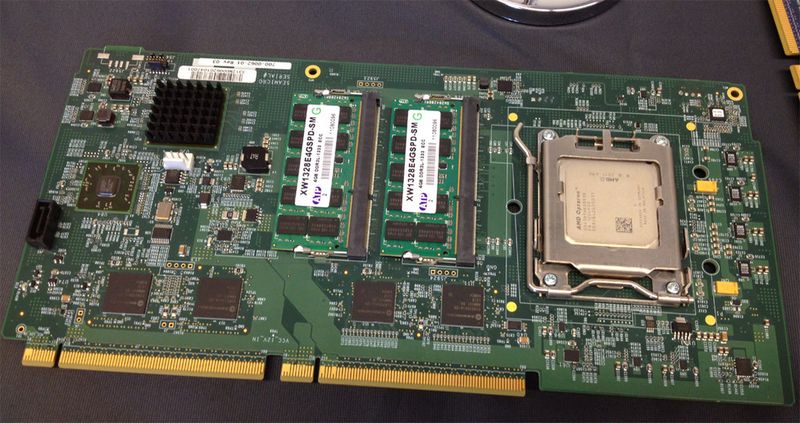 Abbildung 9: Hier ist ein Board, wie es in dem Searmicro-Server SM1500 steckt. Bis zu 64 dieser hüllenlosen Rechner nimmt das Chassis auf und ist dabei kaum größer als ein Nachtkästchen. (Bild: Ostler)