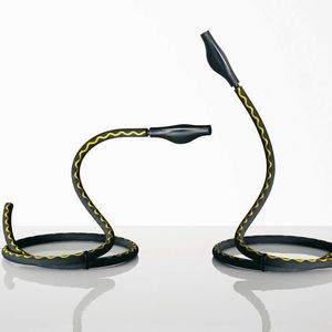 2 Felexibilität ist Trumpf: Flexibilität ist nicht zuletzt dank der GOLDSCHLANGE auch bei der Tischlampe Alizz T. Cooper Trumpf. Trotz des kürzeren Schlauchkörpers bietet sie viele Möglichkeiten für die Beleuchtung einer Tischfläche.