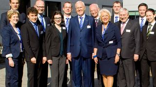 Harting: Dietmar Harting (4.v.l.) und Margrit Harting haben die neue Niederlassung in Berlin eröffnet. Dr. Frank Brode (3.v.r, hinten) und Claus Hilger (2.v.r.) freuen sich auf die Zusammenarbeit mit den Kollegen in der Hauptstadt. (Bild: Harting)