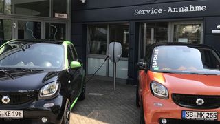 Seit über 20 Jahren überzeugt das Smart-Center Saarbrücken die Kunden mit seiner Servicequalität. Das soll auch im rein elektrischen Zeitalter ab 2020 so bleiben.   (Michel/»kfz-betrieb«)