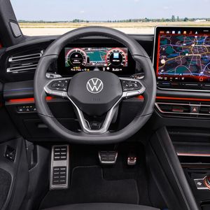 Digitale und analoge Elemente erleichtern die Bedienung.(Bild:  VW)