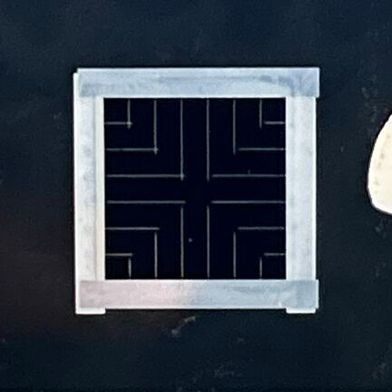 Forscher haben eine neue Prozesskette für Perowskit-Silizium-Tandemsolarzellen entwickelt, die vollständig ohne Lösungsmittel auskommt. (Bild: Universität Freiburg)