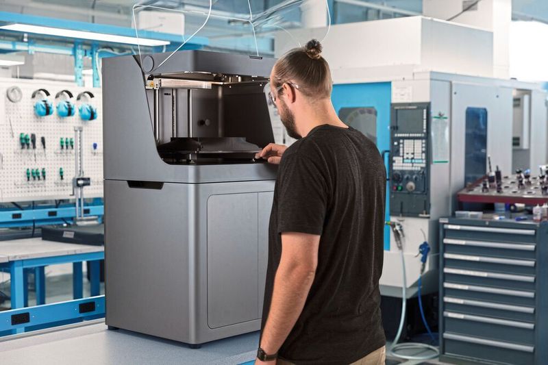 Der integrierte Laser des X7 vermisst die Teile schon während des Druckens und stellt höchste Genauigkeit und Wiederholbarkeit sicher. (Markforged)