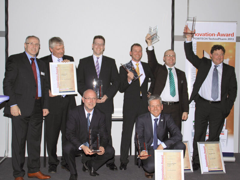 Die glücklichen Sieger des diesjährigen Innovation Awards der Fachmarken PROCESS, PharmaTEC und Schüttgut auf der Powtech 2013 in Nürnberg. Eine ausführliche Bildergalerie finden Sie im Text. (Pictures: Ernhofer/PROCESS)