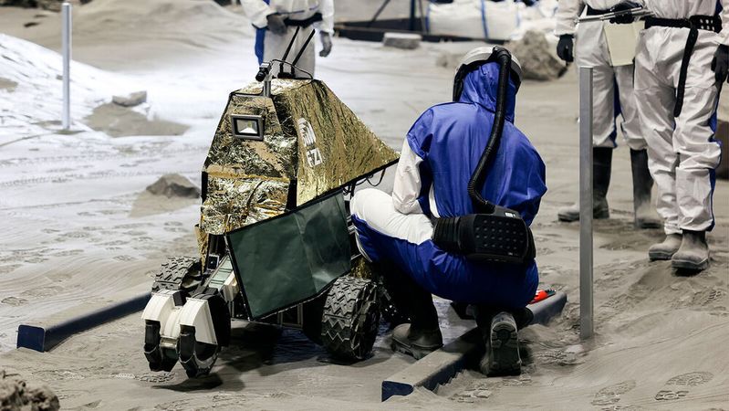 This time, the task for the FZI team was to collect moon regolith—a loose rock material from the lunar surface—and prepare it for oxygen extraction through particle size separation.(Image: FZI)