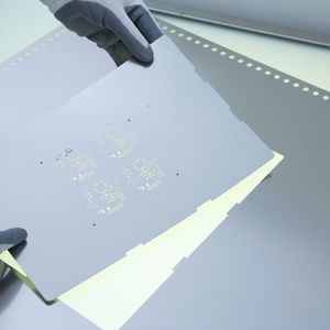 Mit der zunehmenden Miniaturisierung von Elektronikbauteilen werden auch die Aperturen in den SMD-Schablonen immer feiner. Beim Druckprozess müssen die Öffnungen daher scharfkantig und die Oberfläche antihaftbeschichtet sein.