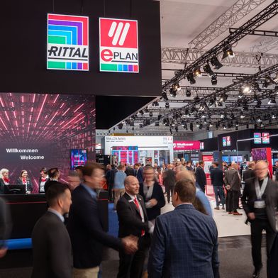 Die Industrie steht unter Druck, Wettbewerbsfähigkeit durch schnellere Produktentwicklung und kostengünstige Produktion zu sichern. Rittal und Eplan präsentieren auf der Hannover Messe Lösungen für Effizienz und Innovation. (Bild: Rittal GmbH & Co. KG & Eplan GmbH & Co. KG)