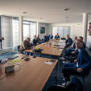 Besonders beeindruckt war die Jury des Automotive Business Awards von der quasi alleinigen Umsetzung des Innovationsprojekts durch die Autohausgruppe.(Bild:  Jonas Blank)
