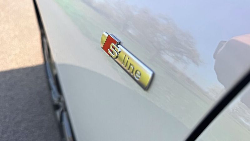 Das S line-Paket bringt neben optischen Akzenten auch die größere 20-Zoll-Bereifung mit sich. (Bild: Achter – VCG)