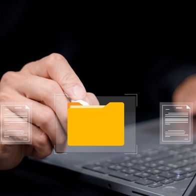 Unternehmen schützen oft Daten, die sie nicht einmal kennen. Data Governance schafft die Transparenz, auf der wirksame Cybersicherheit erst aufbauen kann. (Bild: © Ei - stock.adobe.com)