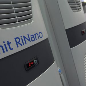 Alle Rittal TopTherm-Kühlgeräte sind jetzt serienmäßig mit RiNano-Beschichtung und integrierter Kondensatverdunstung erhältlich.