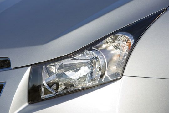 Die großen Scheinwerfergehäuse reichen pfeilförmig weit nach hinten und oben in die Kotflügel hinein. (Archiv: Vogel Business Media)