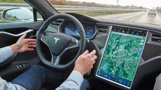 Teslas „Autopilot“ ist eigentlich keiner. (Bild: Uwe Rattay)