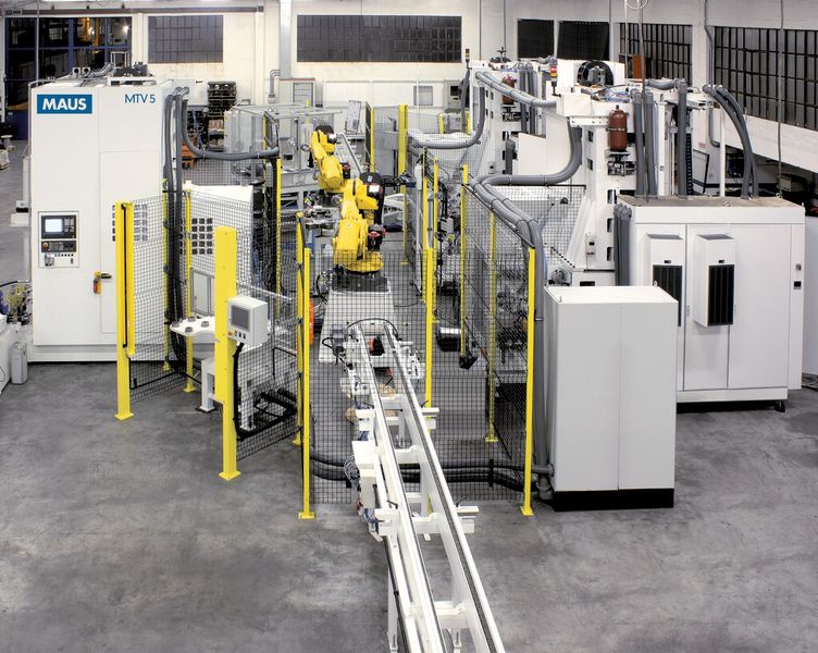 ... als flexible Fertigungszelle, bestehend aus drei Einzelmaschinen mit roboterbasierter Bestückung. (Bild: Maus)