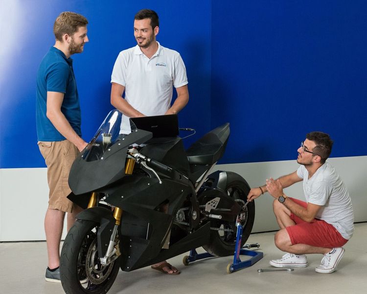 v.l. Christian Sander, Lukas Wheldon und Cumhur Öztürk tüfteln an dem Elektromotorrad 